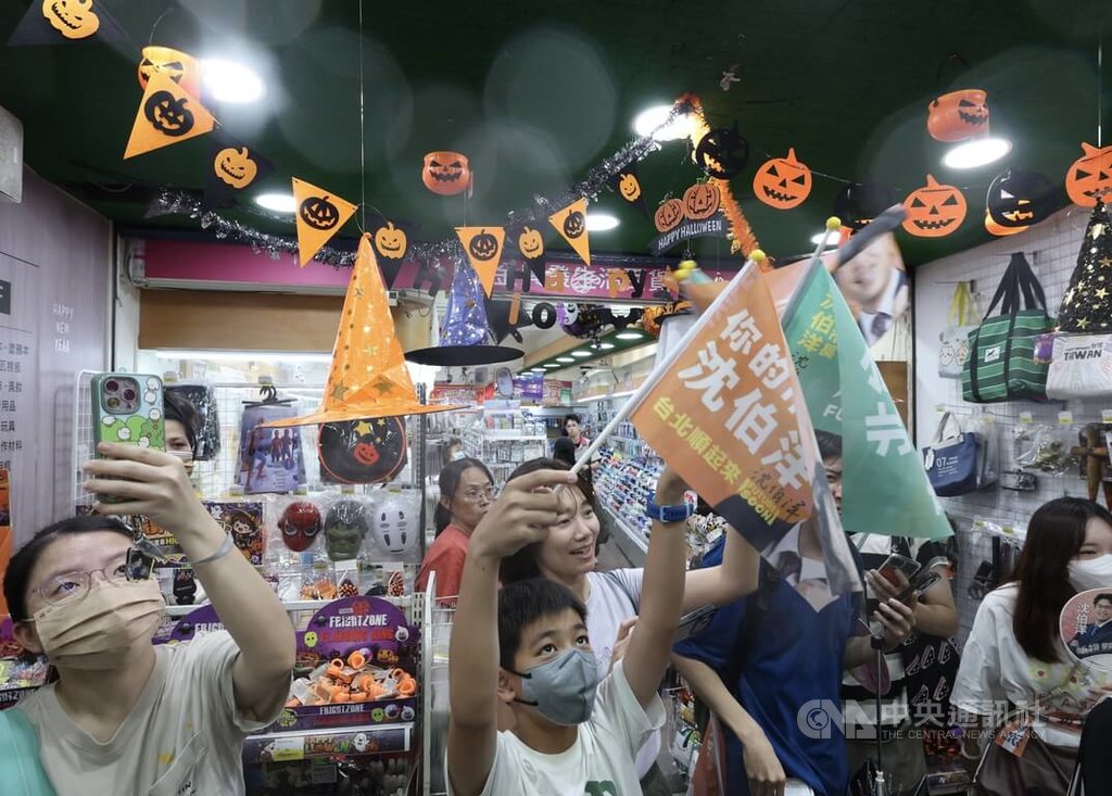 沈伯洋師大夜市掃街　支持者揮旗熱情響應