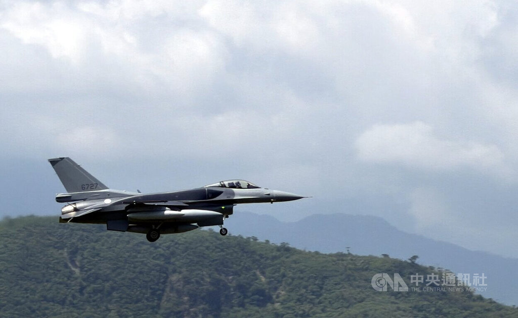 F-16V blk70首批2架抵台　軍事迷和民眾：期待這一刻
