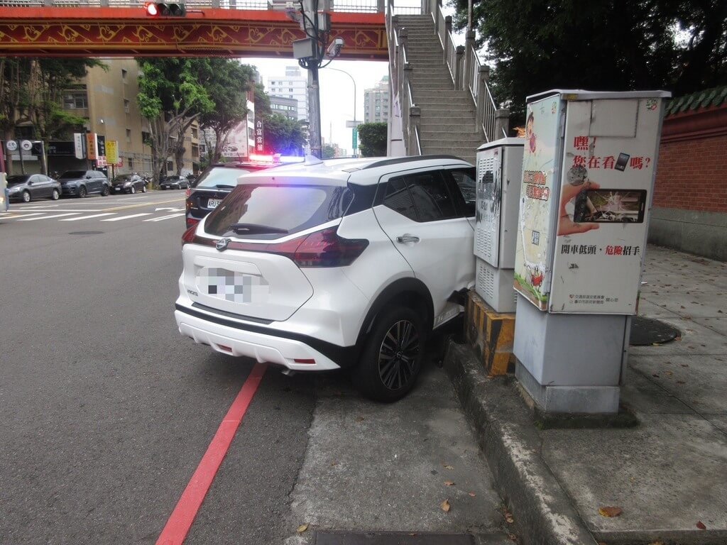 台中男子毒駕車輛失控撞上孔廟旁天橋