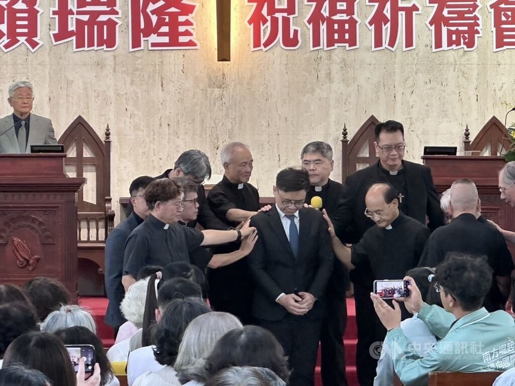 賴瑞隆接受教會牧師等祈禱祝福