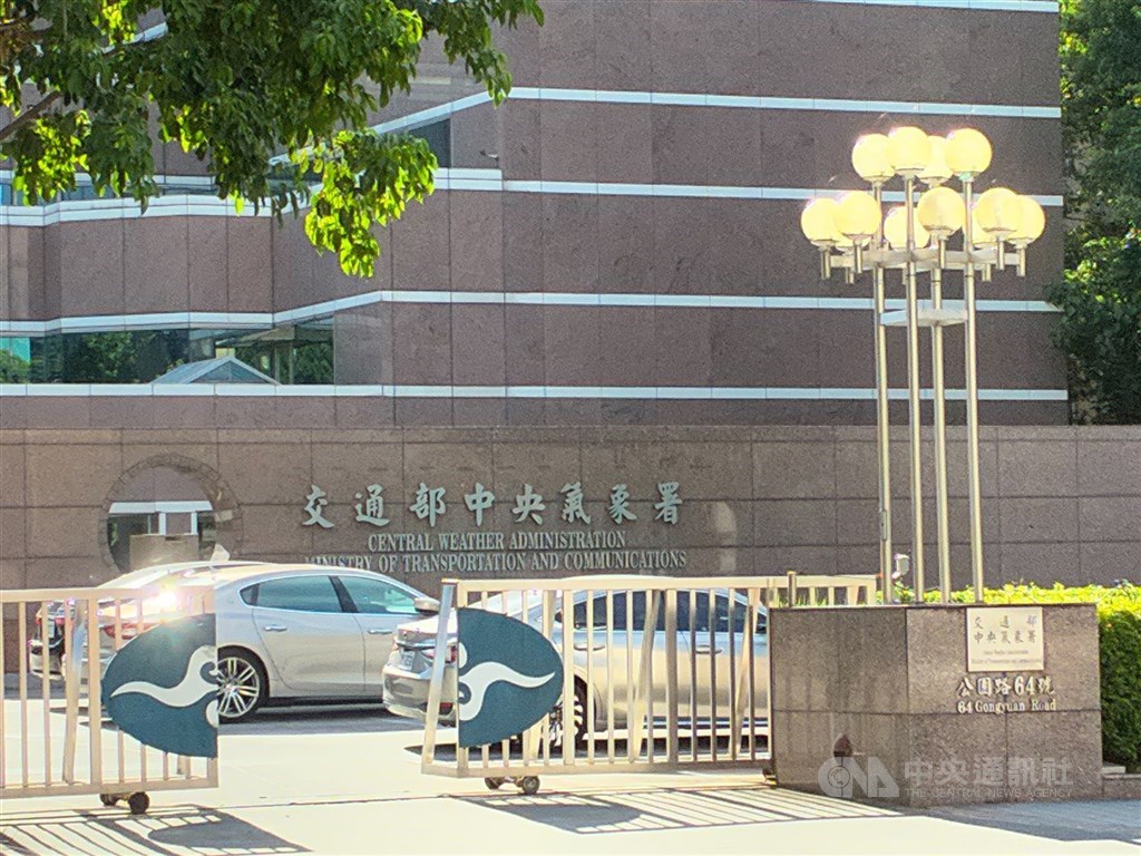 諾洛跨越換日線、小熊生成 3颱共存對台無直接影響