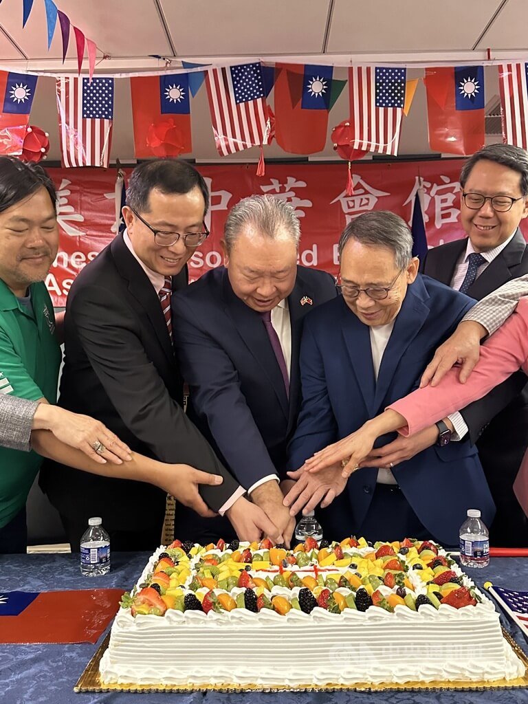 華府僑界國慶活動切蛋糕