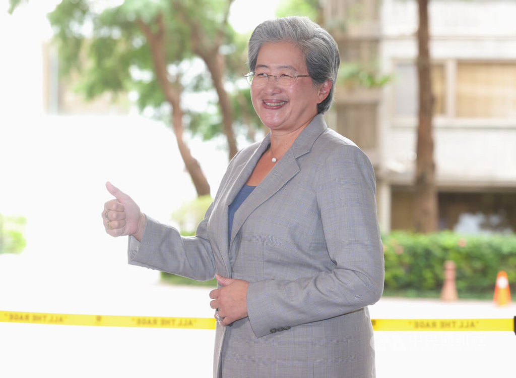蘇姿丰訪台受訪比讚留影