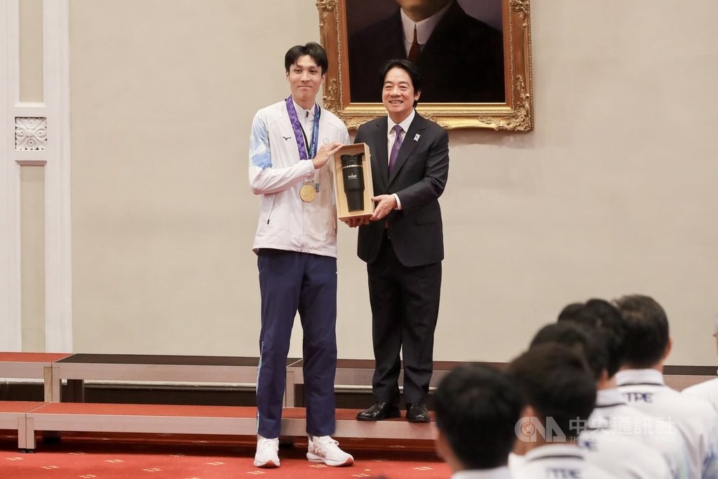 賴總統致贈名古屋亞運代表團禮品  傅兆玄代表接受