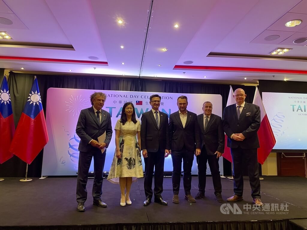 波蘭政要出席國慶酒會合影