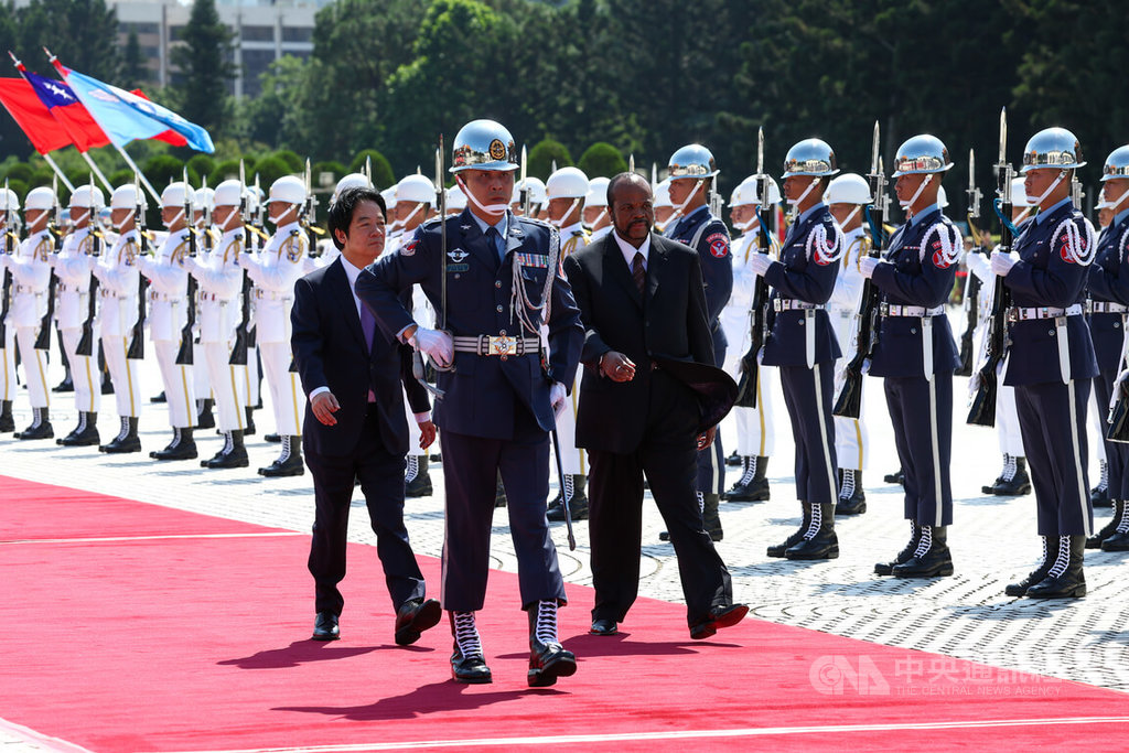 賴總統軍禮歡迎　史王盼台史夥伴關係延續到下世代