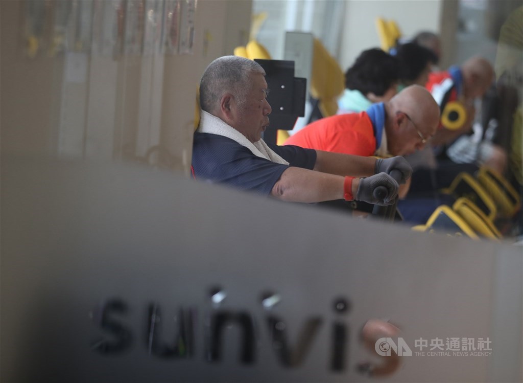 全台百歲人瑞年增13% 衛福部花近9800萬贈金鎖片