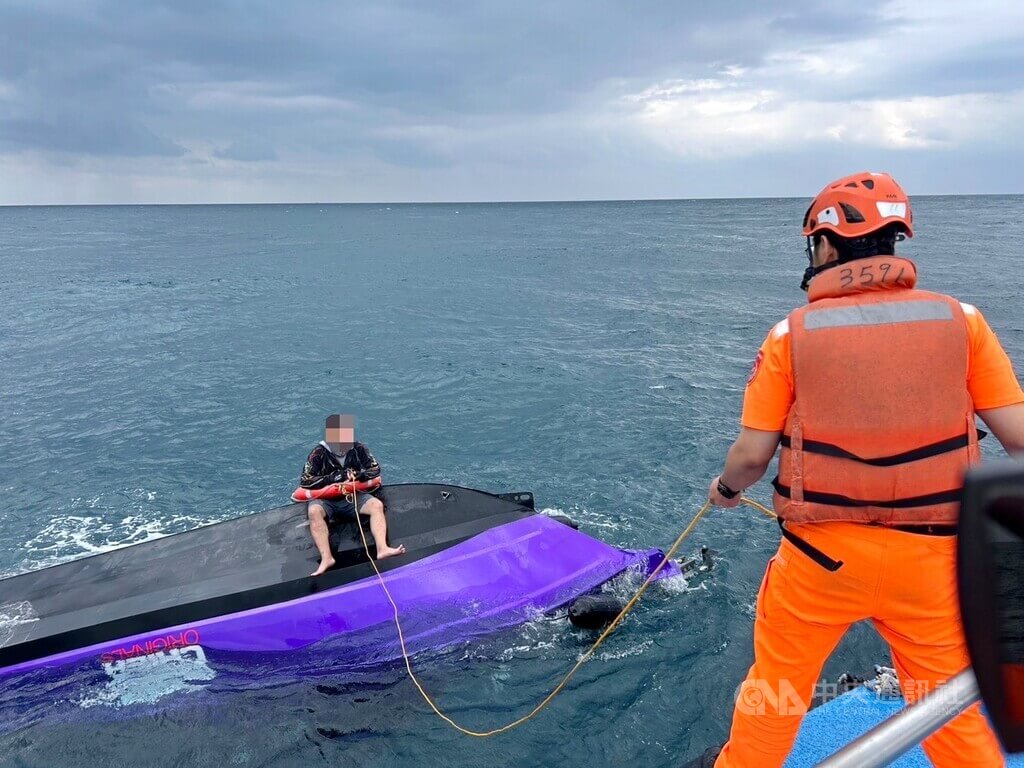 新北貢寮馬崗外海遊艇翻覆　1人失蹤（1）