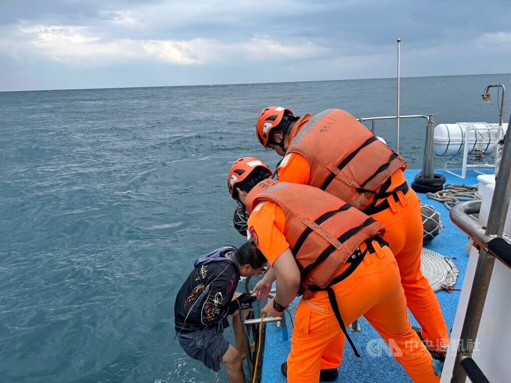 新北貢寮馬崗外海遊艇翻覆　1人失蹤（2）
