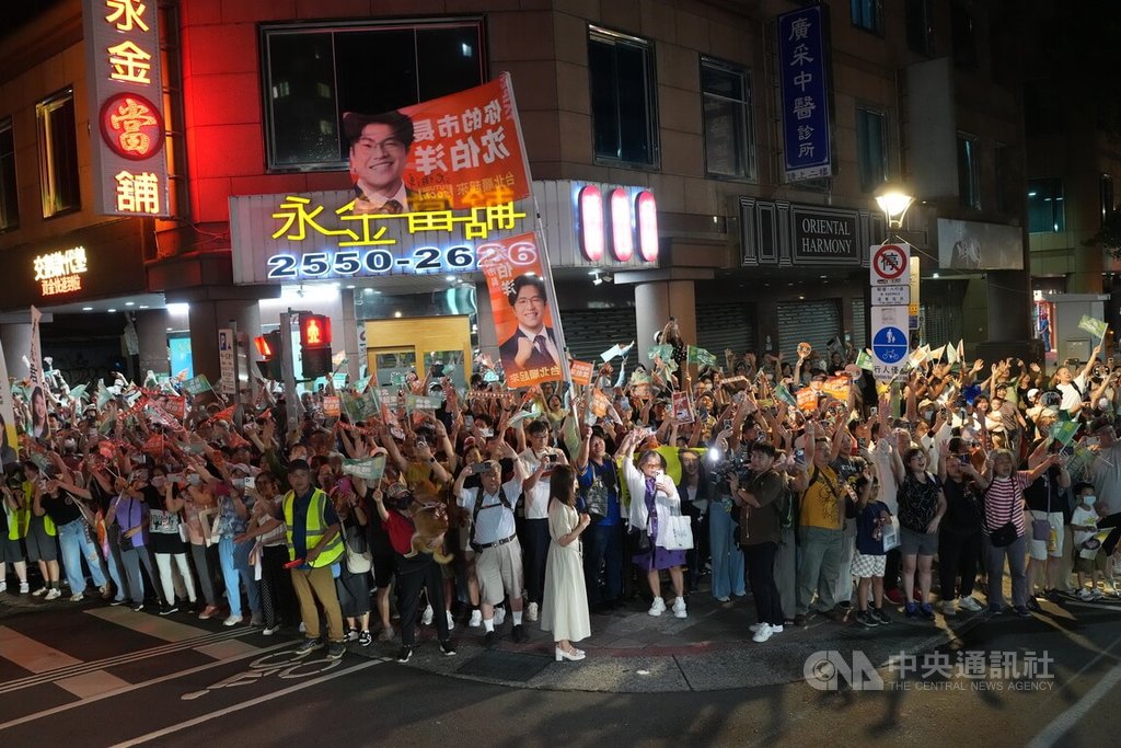 沈伯洋車隊掃街　支持者相挺（3）