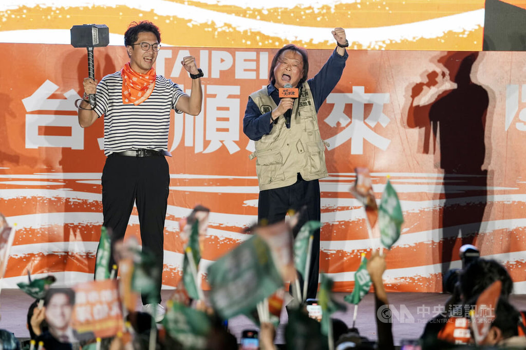 沈伯洋保安宮開箱政見大秘寶 王世堅贈雷神之鎚