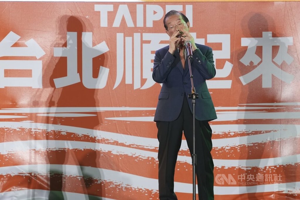 沈伯洋市政開講　謝長廷吹陶笛