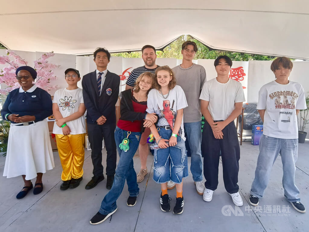 南非電台主持人哈曼與志工、學生合影