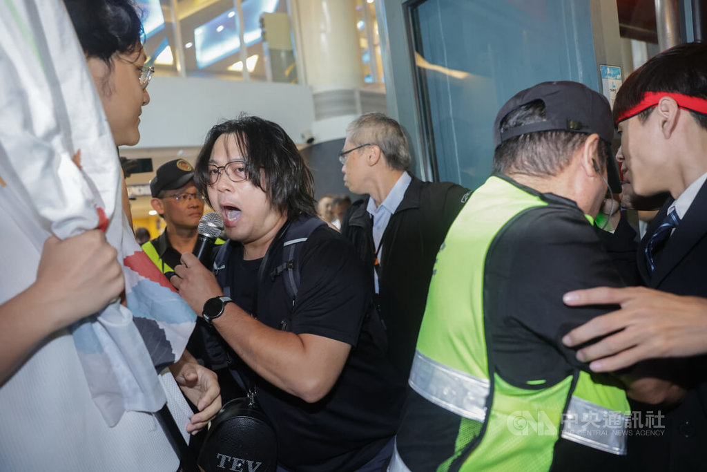 世新小巨蛋辦校慶活動　學團場外抗議（3）
