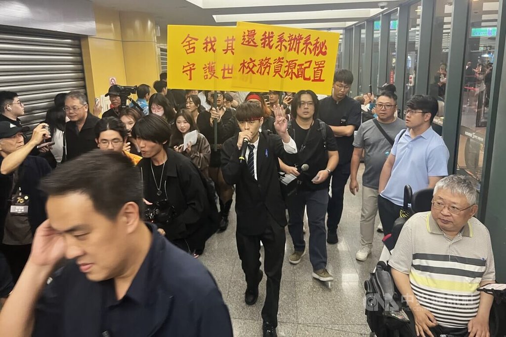 世新小巨蛋慶校慶　學團場外抗議（2）