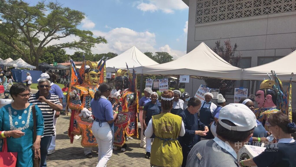 三太子走訪蔬食集攤位