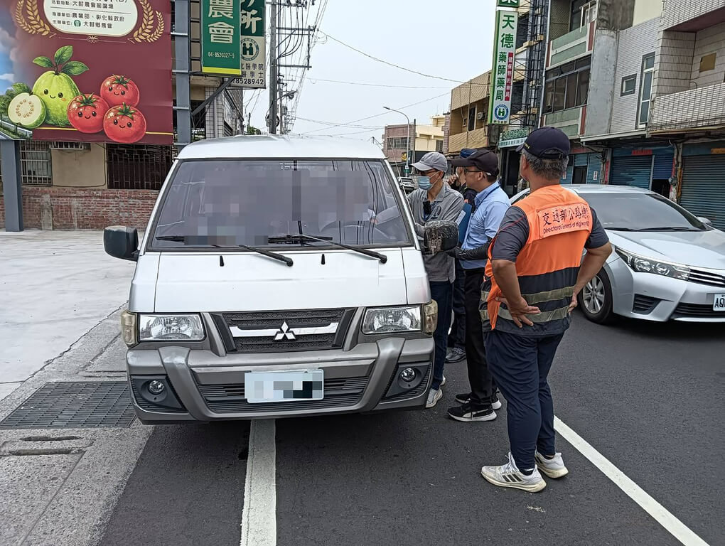 彰化8人座補習班接送車載12童遭攔查 駕駛無職業駕照 彰化8人座補習班接送車載12童遭攔查 駕駛無職業駕照