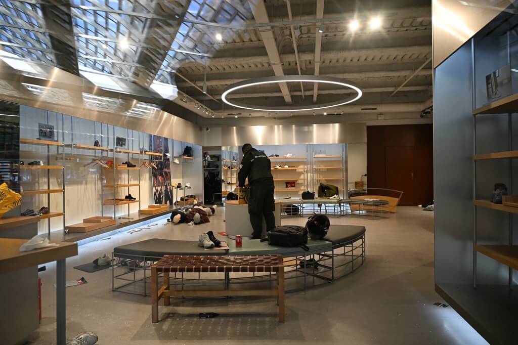 法國示威頻傳暴力　愛馬仕、LV等精品店慘遭洗劫