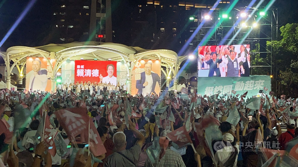 Photo : 中央社 CNA Lai Ching-te soutient Huang Shi-chieh lors d'un grand rassemblement à Taoyuan