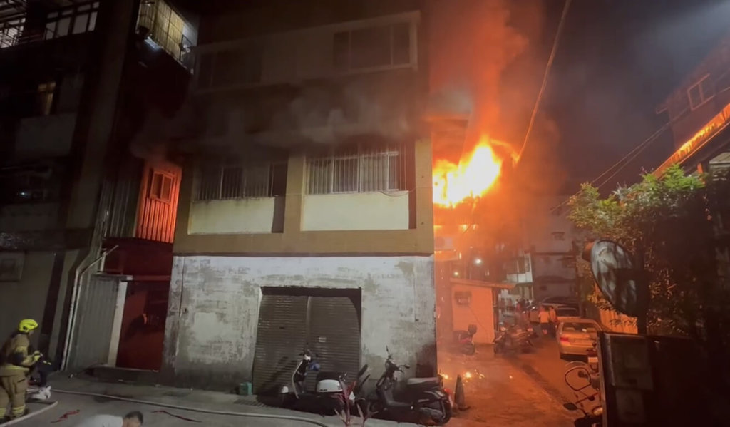 基隆德安路民宅火警 4人輕傷送醫 基隆德安路民宅火警 4人輕傷送醫