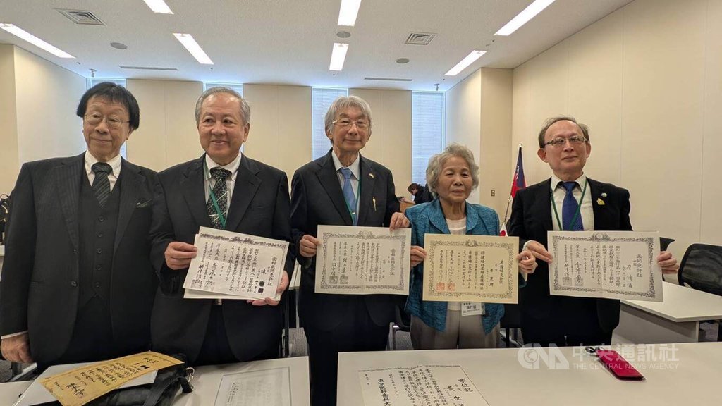 旅日台灣人展示過去被標註為「中國」的國家資格證照