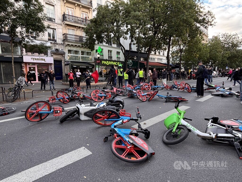 巴黎示威失控　大量共享單車被當成路障