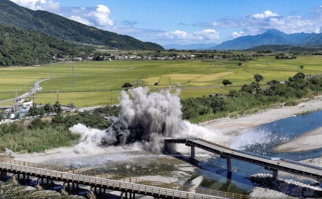 國軍花蓮明里大橋爆破作業 提升工兵部隊實作經驗