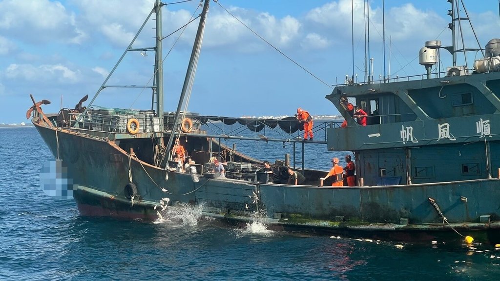 澎湖海巡查扣越界中國漁船　漁獲海拋