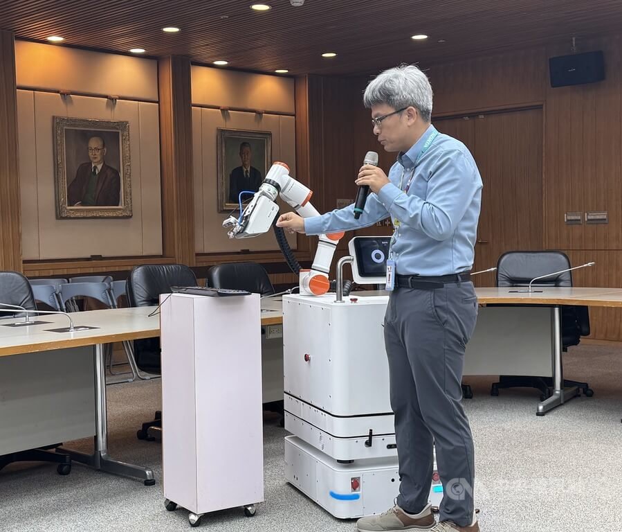 台大醫院推新款AI消毒機器人（3）