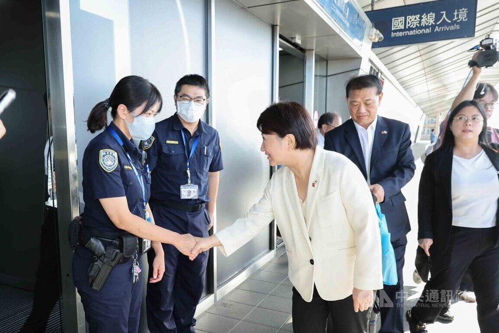 盧秀燕結束訪日返台　向機場工作人員致意