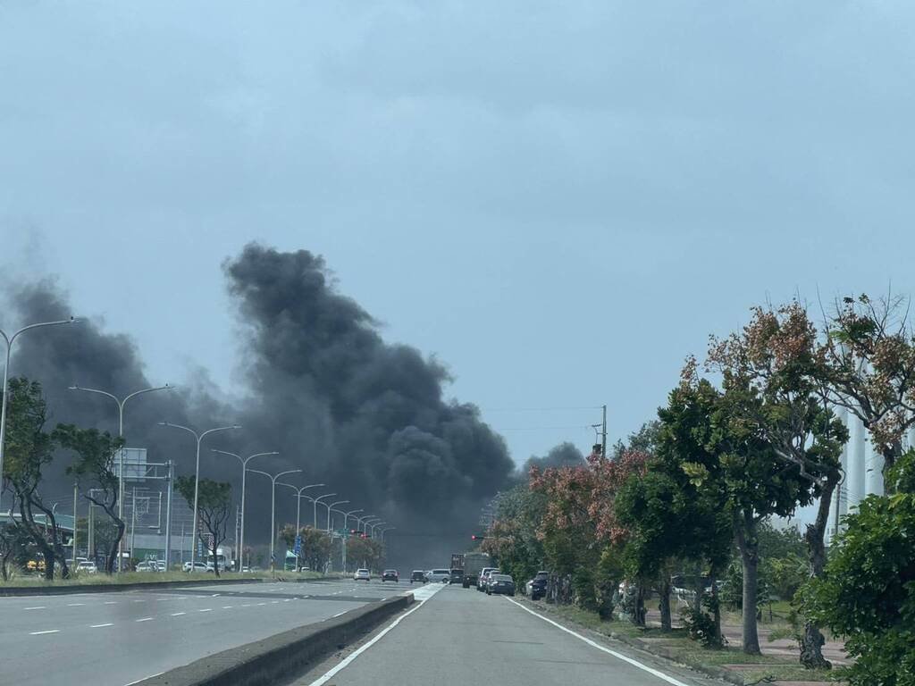 台中清水區火警　黑煙竄天