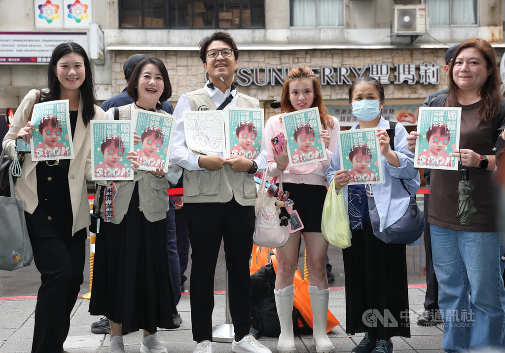 沈伯洋發送「順報」　與民眾開心合影（2）