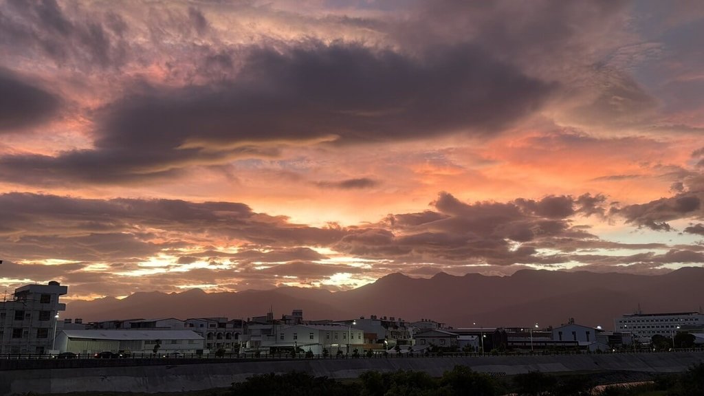 颱風薔琵接近　台東出現火燒雲