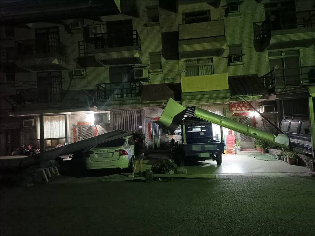 颱風薔琵來襲　彰化二林民宅遮雨棚掉落