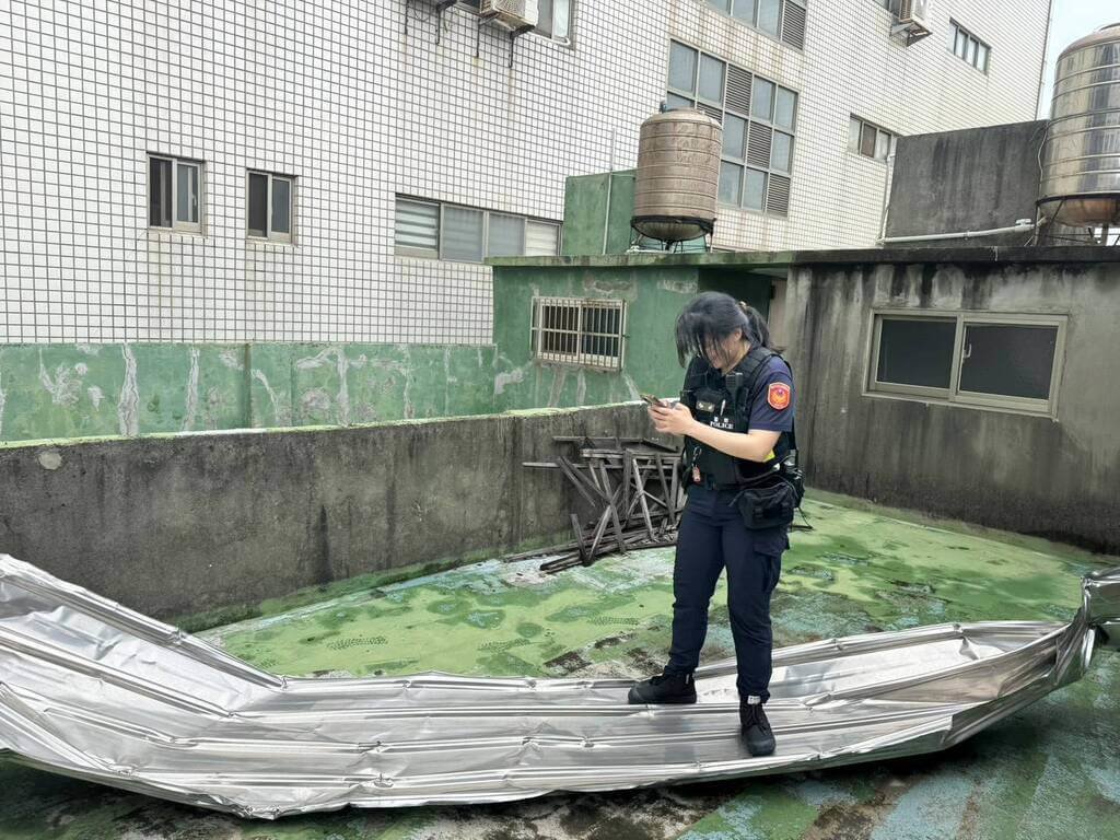 台中梧棲民宅頂樓鐵皮垂落隔壁住戶　警協助排除