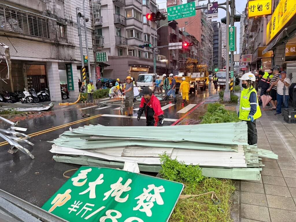 颱風薔琵來襲　板橋鐵皮屋頂掀翻砸車（1）