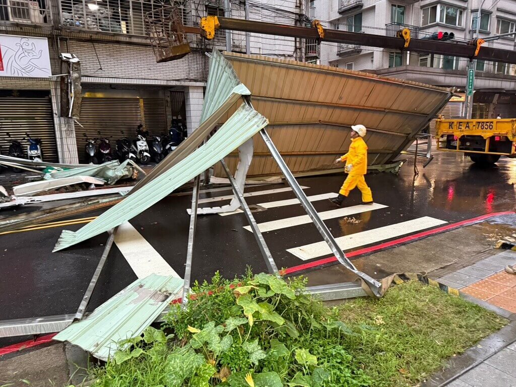颱風薔琵來襲　板橋鐵皮屋頂掀翻砸車（2）