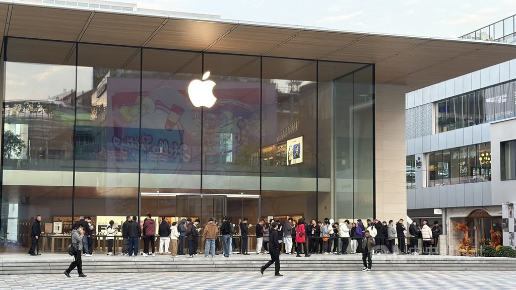 iPhone Duo開售 北京三里屯門市消費者排隊領新機