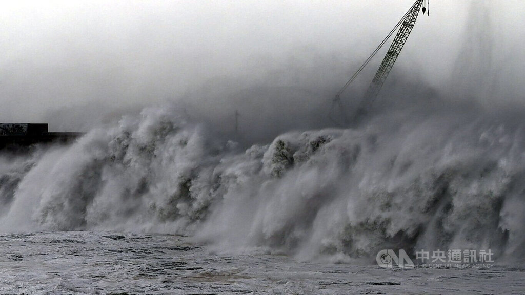 台東富岡漁港大型吊車遭浪打落海（2）