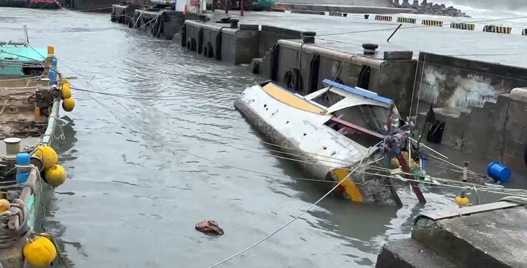 台東長濱漁港膠筏翻覆