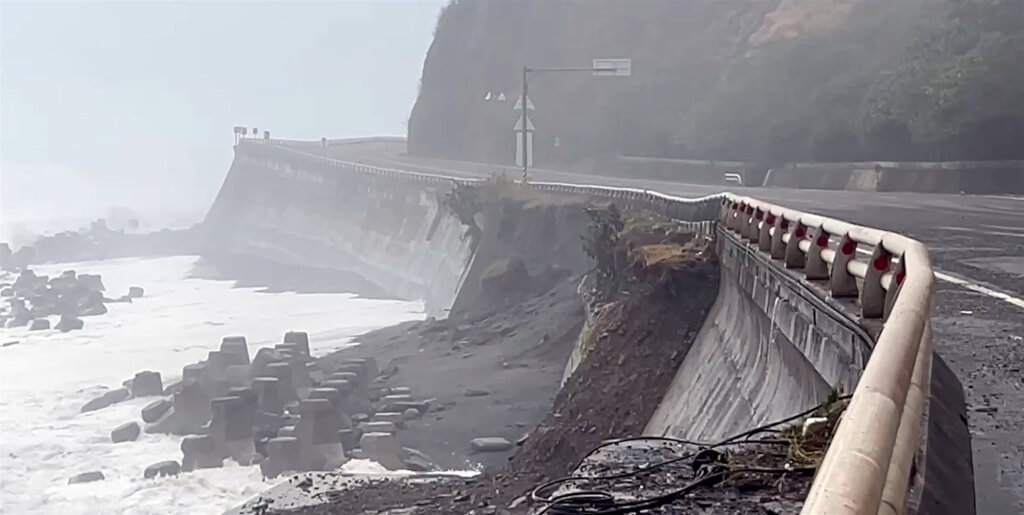 颱風薔琵來襲台東掀大浪 富岡港口吊車落海、南迴公路多良段路基流失