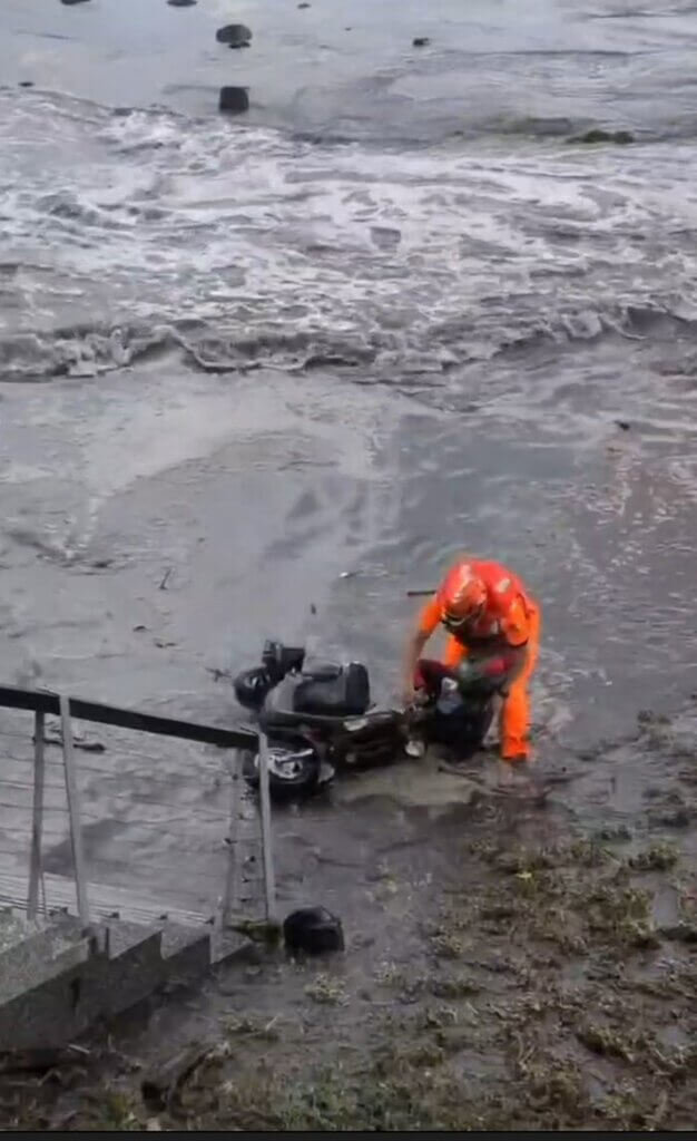 巨浪打上岸沖倒機車　海巡弟兄救援騎士