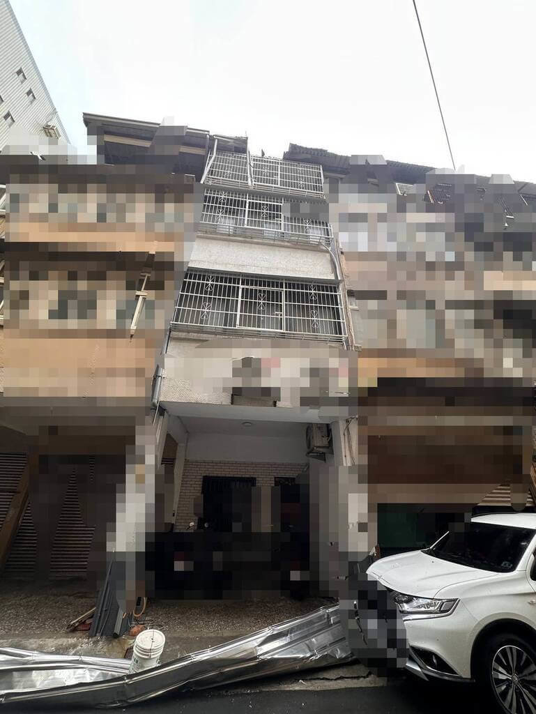 台中梧棲民宅頂樓鐵皮遭強風吹落