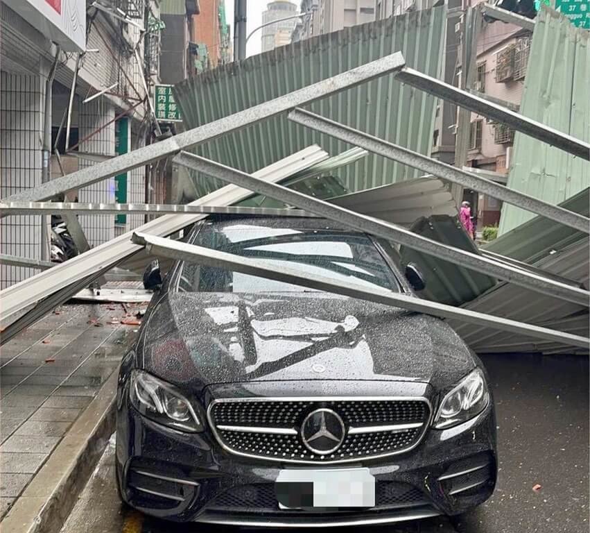 颱風薔琵來襲　板橋鐵皮屋頂掀翻砸車（3）