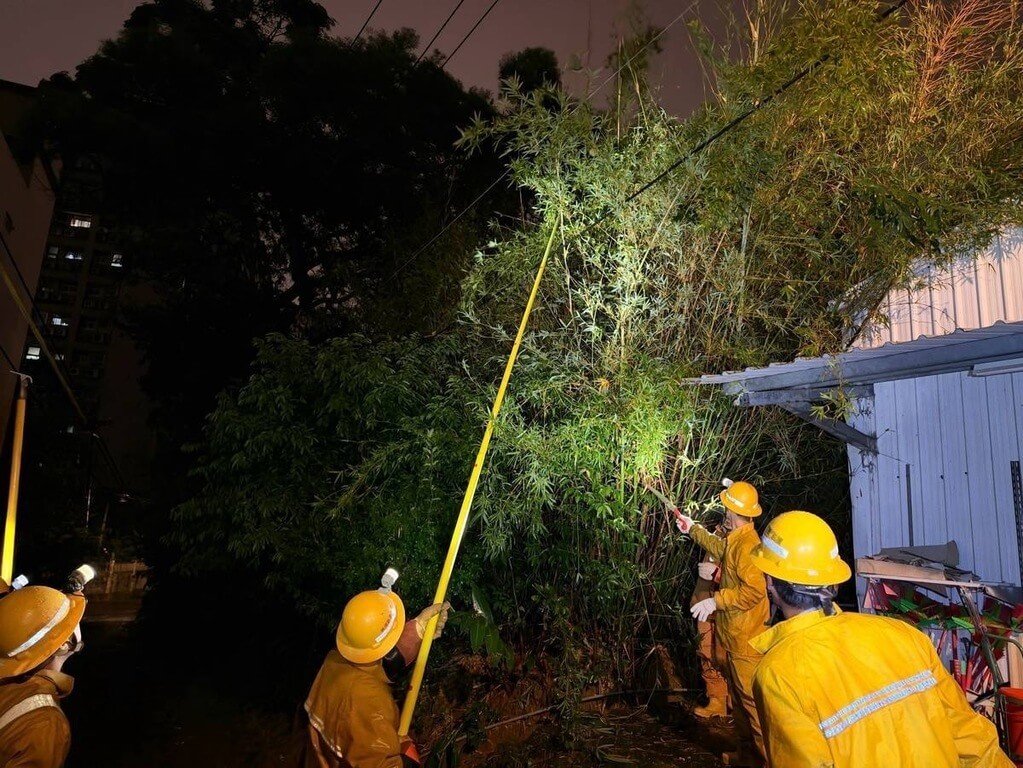 薔琵颱風造成多地線路斷線脫落