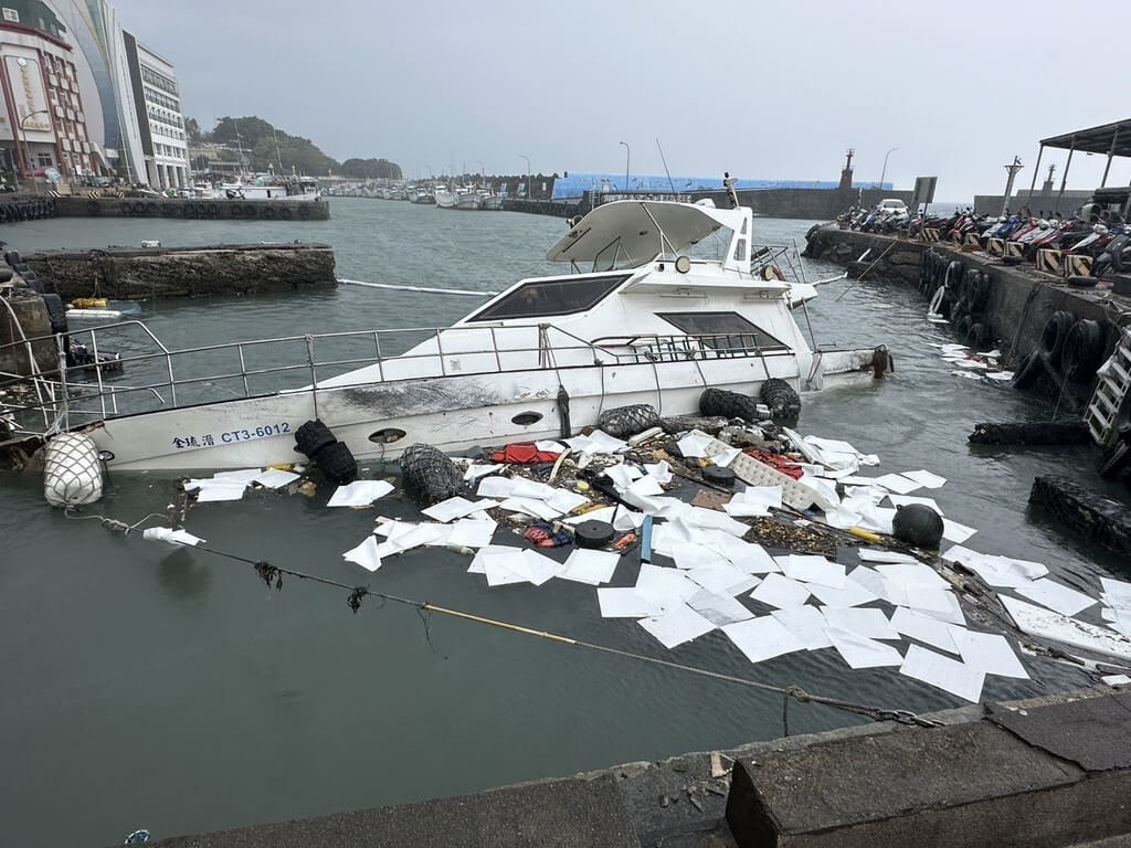 強浪衝擊小琉球漁船斷纜破損　海巡設攔油索