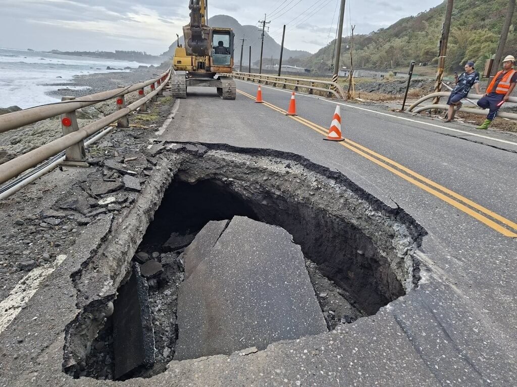 花蓮豐濱台11線遭長浪掏空路基