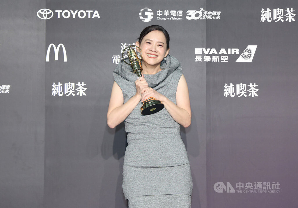 金鐘賞のトロフィーを手に笑顔を見せる曾寶儀