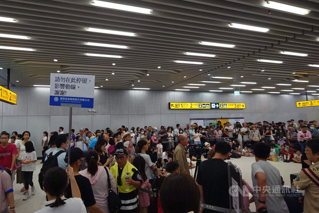 台南車站公共鋼琴引人潮　台鐵派員疏導