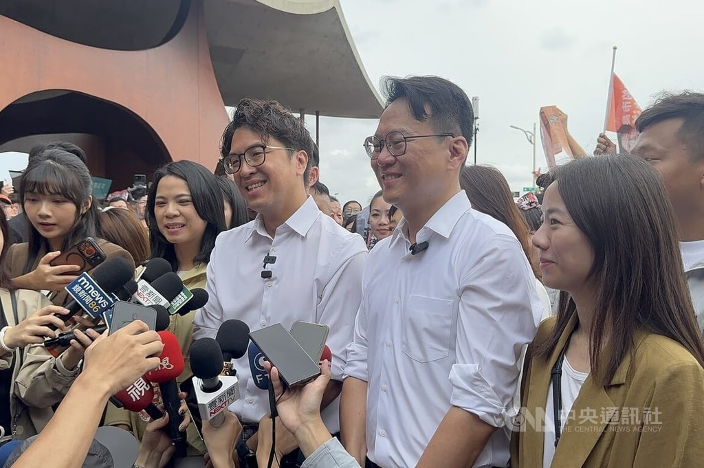 沈伯洋新竹市合體莊競程　盼人潮熱情轉為選票